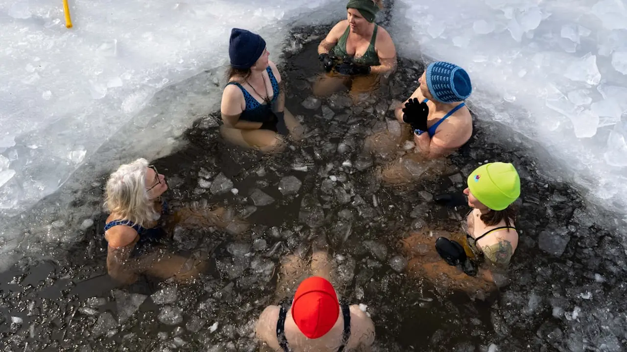 Grupp som kallbadar i en isvak